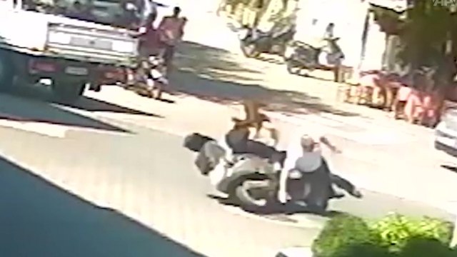 Une femme en scooter percute deux fois le même piéton