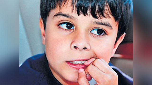 बच्चों को है नाखून चबाने की आदत तो अपनाएं ये टिप्स | Tips to stop kids from Nail Biting | Boldsky