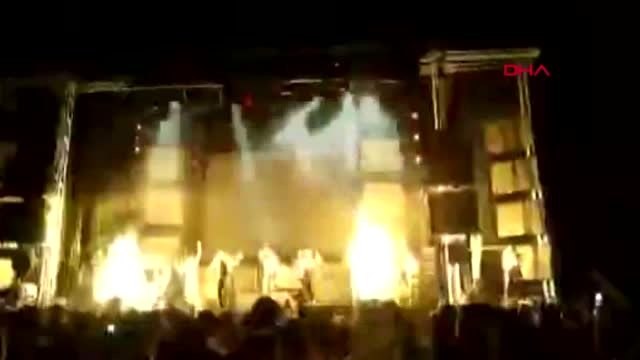 Sahnede havai fişek faciası? ünlü şarkıcı hayatını kaybetti