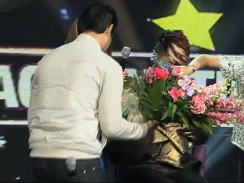 Shrieks as Atom surprises Vice Ganda with flowers