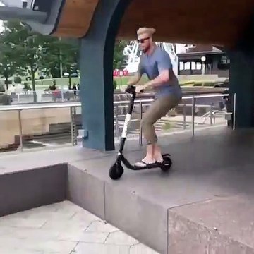 Cet homme a cassé en deux une trottinette
