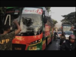 Video herunterladen: 4 hurt in bus crash along Commonwealth