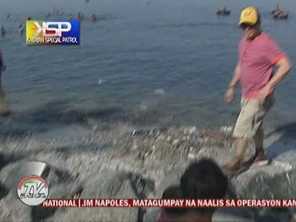WATCH: Manila Bay swimmers ignore floating garbage