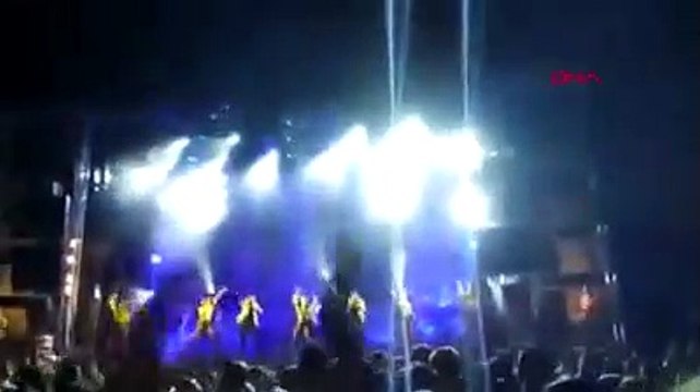 Ünlü şarkıcı sahnedeki havai fişek gösterisi sırasında yaşamını yitirdi