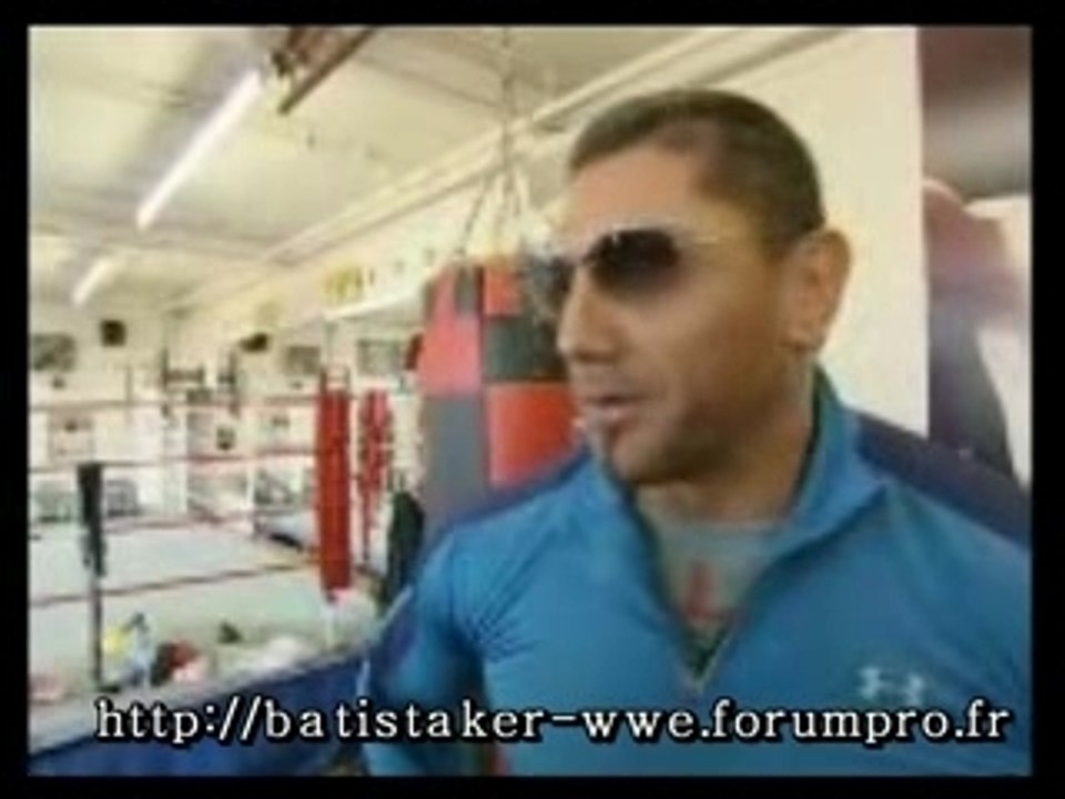 Batista et undertaker dans la salle de gym