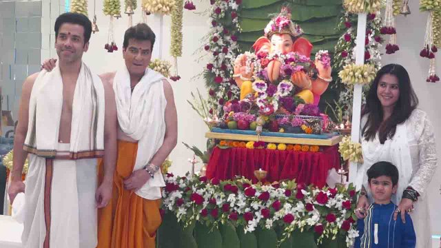 Ekta Kapoor, Jeetendra & family welcome Ganpati Bappa;Watch video | FilmiBeat