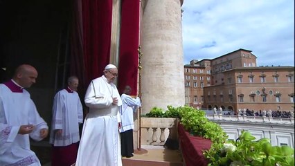 Papa Francisco auxiliado por bomberos tras quedar bloqueado en ascensor