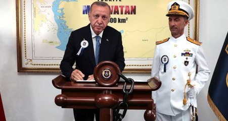 Erdoğan'ın önünde poz verdiği harita, Yunan basınını çıldırttı