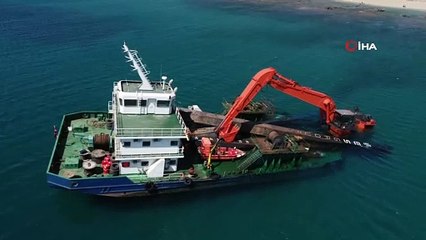 Bozcaada’da karaya vuran gemi Sahil Güvenlik tarafından kontrol edildi