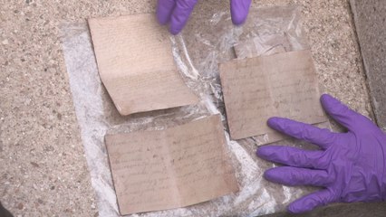 Hallan cartas y postales en la chaqueta de una víctima de la fosa 127