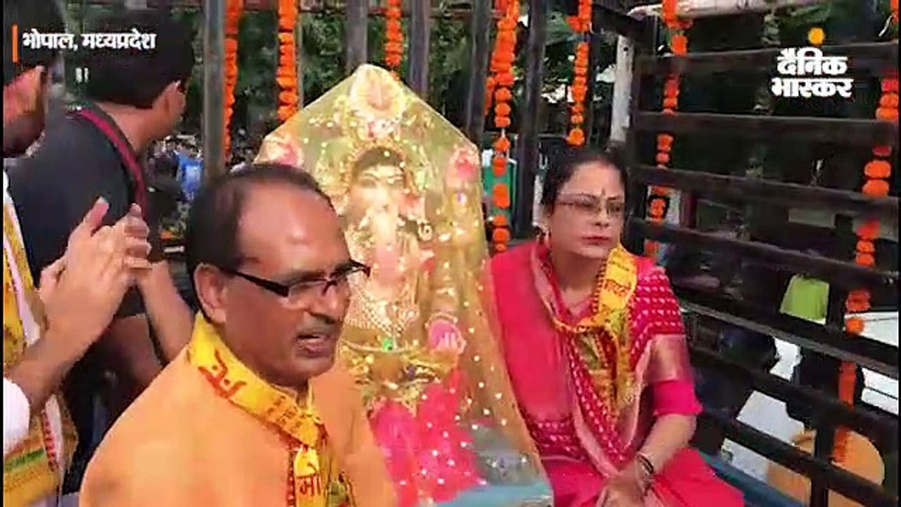 मिनी ट्रक में गणेश प्रतिमा लेकर गए पूर्व मुख्यमंत्री शिवराज सिंह