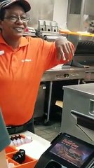 Une souris saute dans une friteuse dans un restaurant