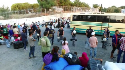 نقل 600 لاجئ من "جحيم" مخيم موريا في جزيرة ليسبوس اليونانية