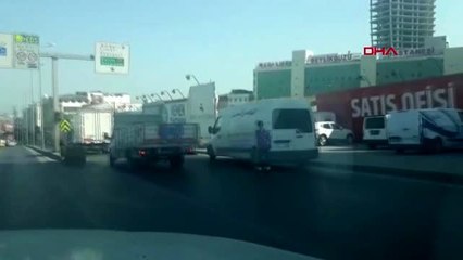 Beylikdüzü d-100'de patenli gencin tehlikeli yolculuğu