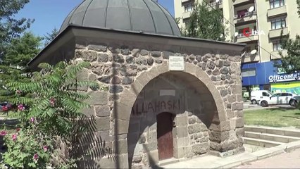 Tarihe büyük saygısızlık... Tarihi yapıların üzerine sprey boyalarla yazılar yazılar pes dedirtti