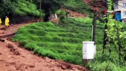 Rize’de sitenin istinat duvarı çöktü; 4 araç toprak altına kaldı