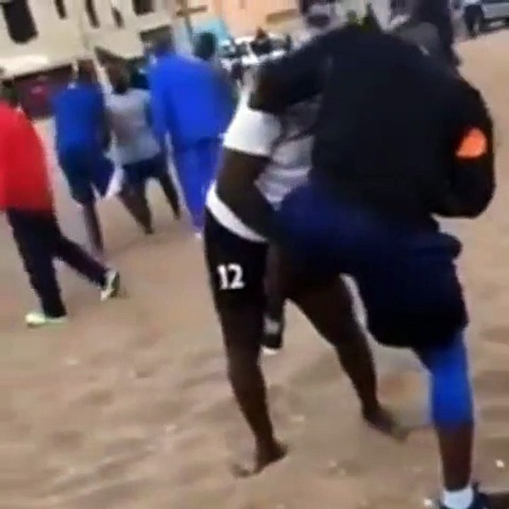 Modou Lo terrorise un de ses poulains avec une chute exceptionnelle