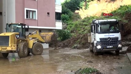 Rize'de sitenin istinat duvarı çöktü; 4 araç toprak altına kaldı