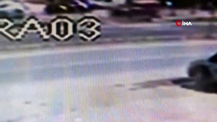 Otomobil, yolun karşısına geçmeye çalışan yaya böyle çarptı