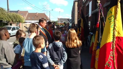 Emotion pour la rentrée à Gaurain: les enfants rendent hommage à trois soldats tués devant leur école