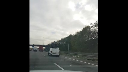 Voiture surchargée sur l'autoroute! danger de la route. Voiture chameau en route pour le bled