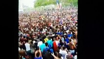 Un supporter français saute dans la foule Champs Elysées Coupe du monde 2018