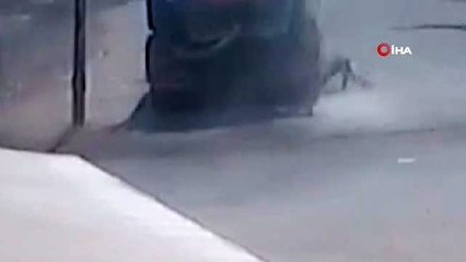 Altında işçi varken vidanjörün lastiği patladı, o anlar kameraya böyle yansıdı