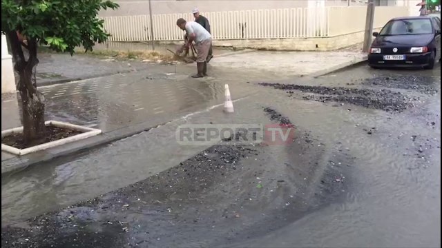 Reshjet e shiut përmbytin pusetat në Berat, uji vërshon nëpër rrugë e krijon trafik të rënduar