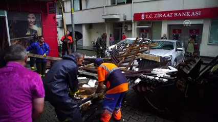 Aracıyla düşen çatının altında kalmaktan son anda kurtuldu - RİZE