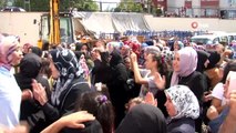 Sultangazi'de okul önünde velilerden protesto