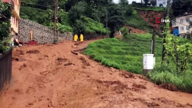 Rize’de istinat duvarı böyle çöktü