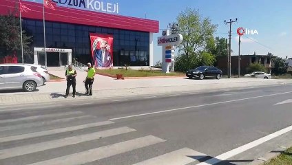 Otomobil, yolun karşısına geçmeye çalışan yaya böyle çarptı