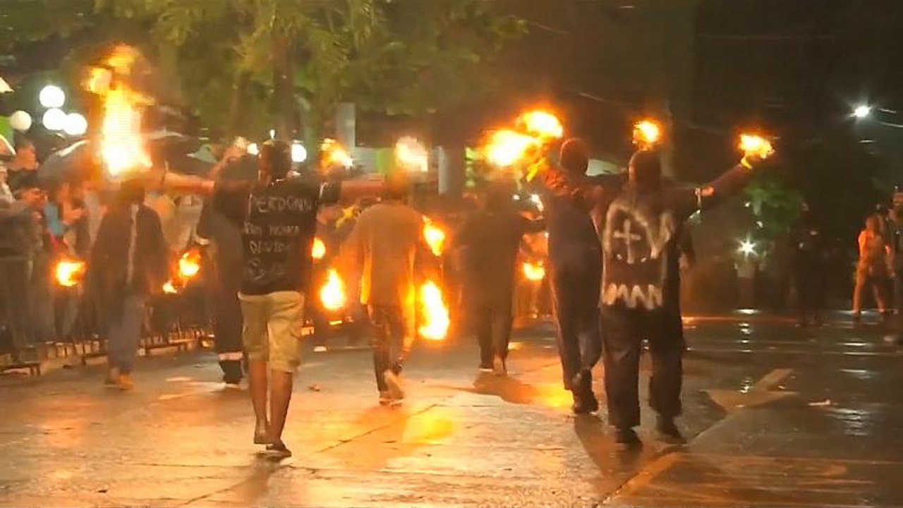 Feuriges Fest in El Salvador