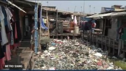 Menelusuri Perkampungan di Atas Sampah