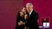 Locutora pide un abrazo a AMLO durante conferencia mañanera | Noticias con Yuriria Sierra