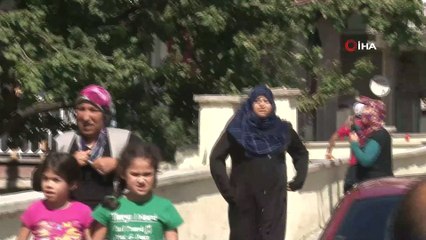 Polislerden hayat kurtaran müdahale...Yangın çıkan evde mahsur kalan 3 çocuğu polisler kapıyı kırarak kurtardı