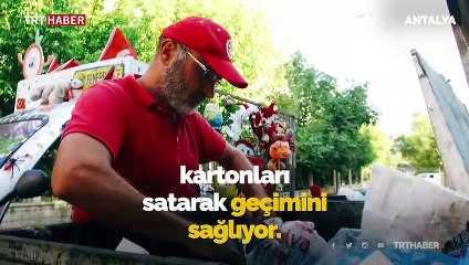 Çöpten çıkan oyuncaklarla çocukların yüzünü güldürüyor
