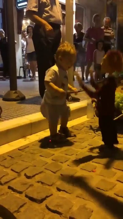 Un bébé se met à danser avec une marionnette en pleine rue... Adorable