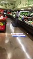 Une folle se couche dans les légumes au supermarché et se frotte avec une salade ! Bizarre