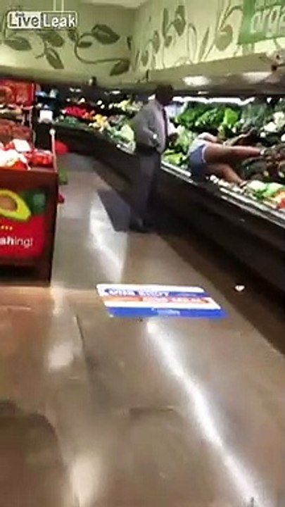 Une folle se couche dans les légumes au supermarché et se frotte avec une salade ! Bizarre