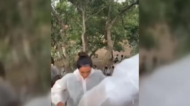 Momentos de tensión en una acción animalista contra una granja de conejos en Barcelona