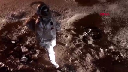 Astronot gibi giyinip bozuk yollara dikkat çekti, fenomen oldu