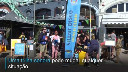 Discoteca silenciosa na praia