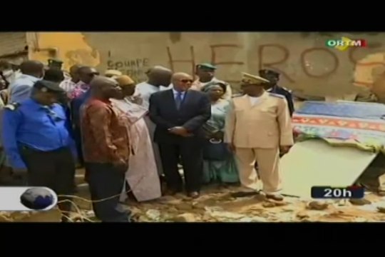 ORTM /Le Ministre de l’administration territoriale et de la décentralisation au chevet des victimes de l’effondrement d’un immeuble