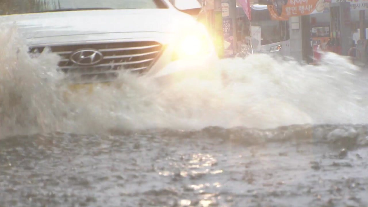 [날씨] 300mm 폭우 이어 태풍 북상...주말, 한반도 상륙 / YTN