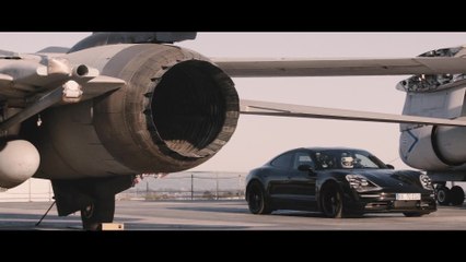 Porsche Taycan - Performance test on aircraft carrier