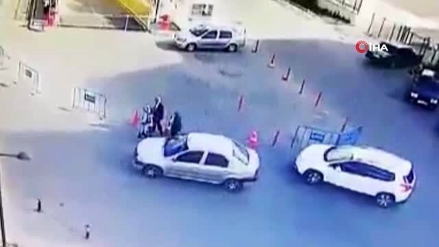 Trafik kazası sonrası hastane bahçesinde tekmeli sopalı kavga kamerada