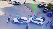 Trafik kazası sonrası hastane bahçesinde tekmeli sopalı kavga kamerada