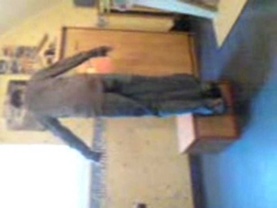 MAGIE Lévitation sur un petit meuble.