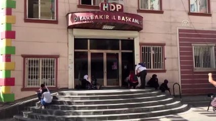 HDP'lilerce terör örgütüne katılım sağlayan çocukları için oturma eylemi başlattılar